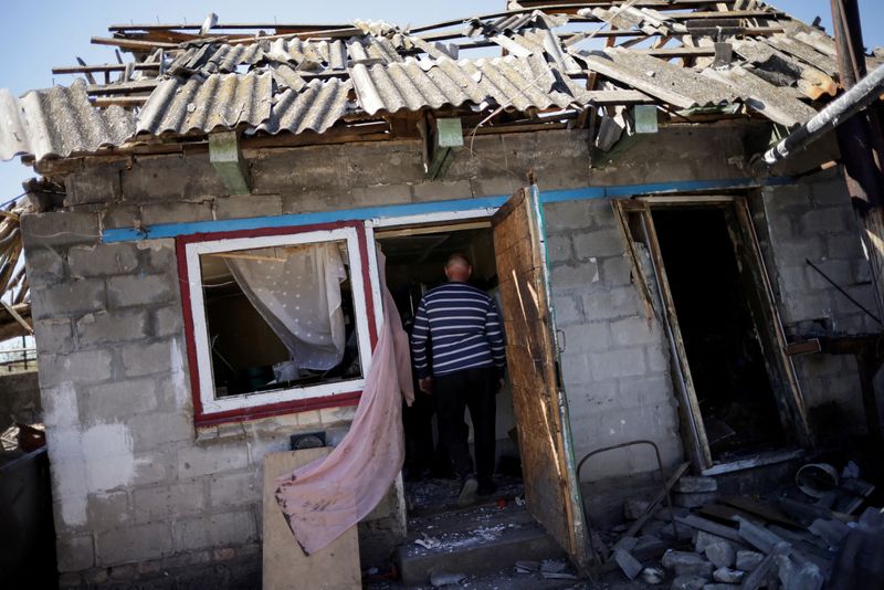 &copy; Reuters. فيكتور جولوفاتشوك يدخل منزله الذي تعرض لدمار بفعل قصف روسي على قرية نوفوتافريتشيسكي الأوكرانية يوم الجمعة. تصوير: اوسلي مارسلينو - رويترز.  