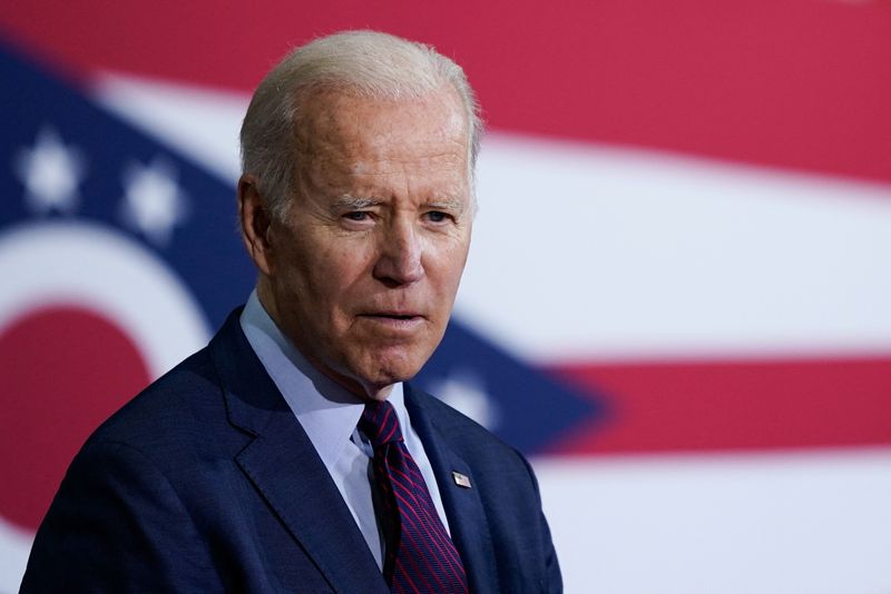 &copy; Reuters. U.S. President Joe Biden listens to speakers before delivering remarks during a visit at United Performance Metals in Hamilton, Ohio, U.S., May 6, 2022. REUTERS/Elizabeth Frantz