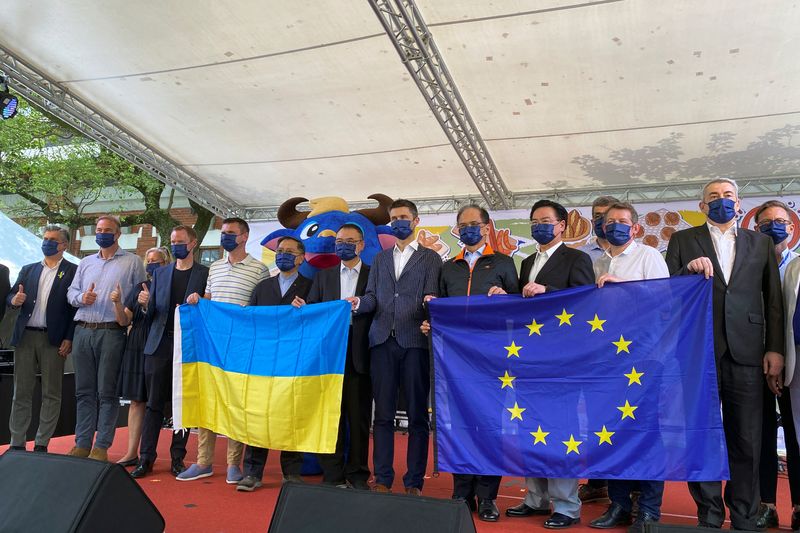 &copy; Reuters. Head of European Economic and Trade Office (EETO) Filip Grzegorzewski, holds EU and Ukrainian flags next to Taiwan Parliament speaker You Si-kun, Foreign Minister Joseph Wu and other European diplomats at an Europe Day event in Taipei, Taiwan May 7, 2022.
