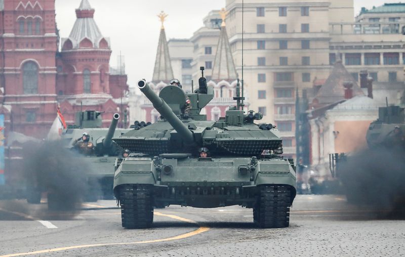 &copy; Reuters. جنود روس يقودون دبابة من طراز تي-90 إم خلال استعراض عسكري في الميدان الأحمر بوسط موسكو عام 2021 أقيم بمناسبة الذكرى السادسة والسبعين ليوم النصر