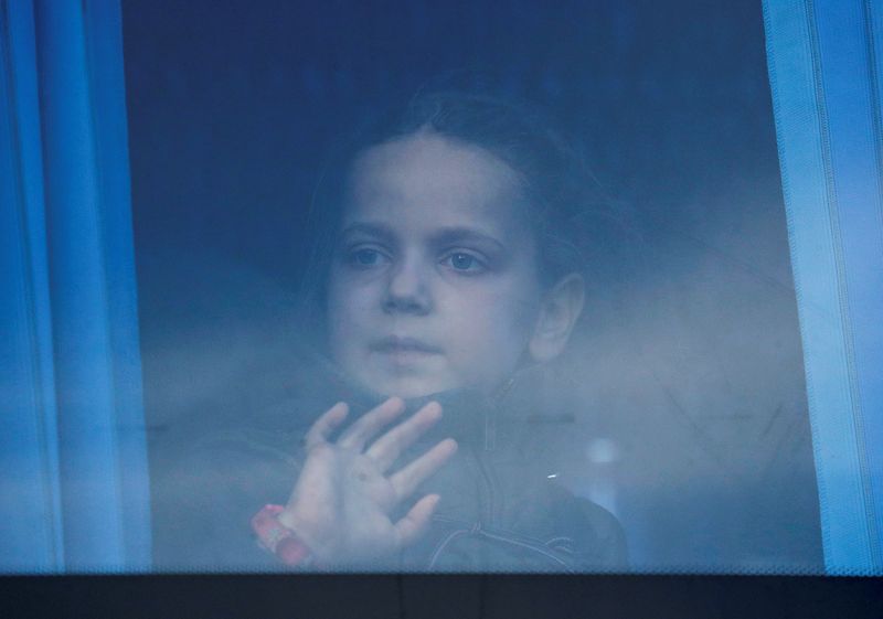 &copy; Reuters. طفلة تنظر من نافذة حافلة خلال عملية إجلاء مدنيين من مصنع آزوفستال للحديد والصلب في ماريوبول جنوب أوكرانيا إلى مركز إيواء مؤقت يوم السادس من 