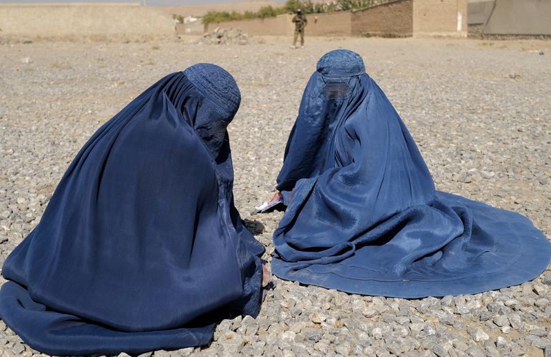 &copy; Reuters. نازحات أفغانيات ينتظرن لتلقي مساعدات في كابول بأفغانستان. صورة من أرشيف رويترز