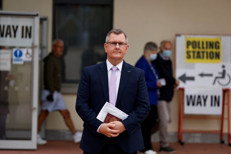 &copy; Reuters. جيفري دونالدسون زعيم الحزب الديمقراطي الاتحادي (داب) خارج مركز للاقتراع في درومور بأيرلندا الشمالية يوم الخامس من مايو أيار 2022. تصوير: جيسون