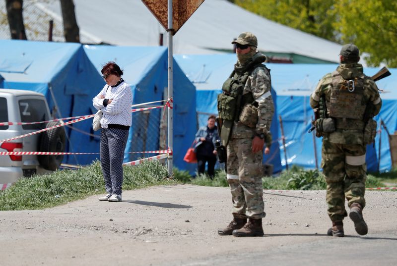 © Reuters. Miembros del servicio prorruso hacen guardia en un centro temporal en Bezimenne en la región de Donetsk, Ucrania, 7 de mayo del  2022. REUTERS/Alexander Ermochenko