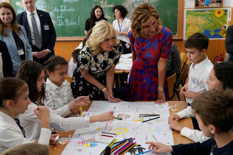 &copy; Reuters. جيل بايدن قرينة الرئيس الأمريكي وسيدة رومانيا الأولى كارمن يوهانيس تزوران مدرسة في بوخارست عاصمة رومانيا يوم السبت. صورة لرويترز من ممثل وك