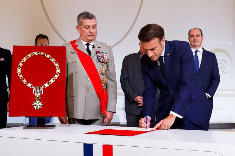 &copy; Reuters. Presidente francés Macron en la ceremonia de jura en el Palacio Eliseo en París, Francia, 7 de mayo del 2022. REUTERS/Gonzalo Fuentes/Pool