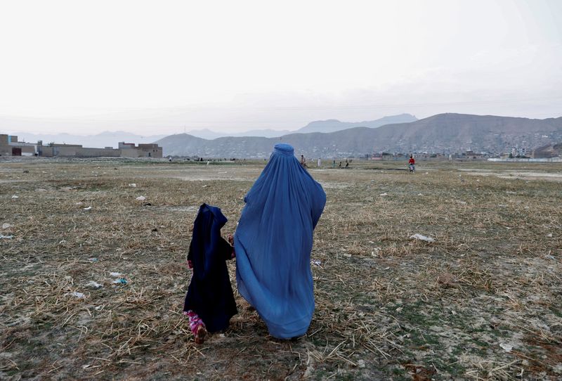 &copy; Reuters. Les taliban au pouvoir en Afghanistan ont imposé samedi aux femmes de porter à nouveau la burqa dans l'espace public, renouant avec une pratique qui les avait rendus impopulaires dans les années 1990. /Photo d'archives/REUTERS/Mohammad Ismail