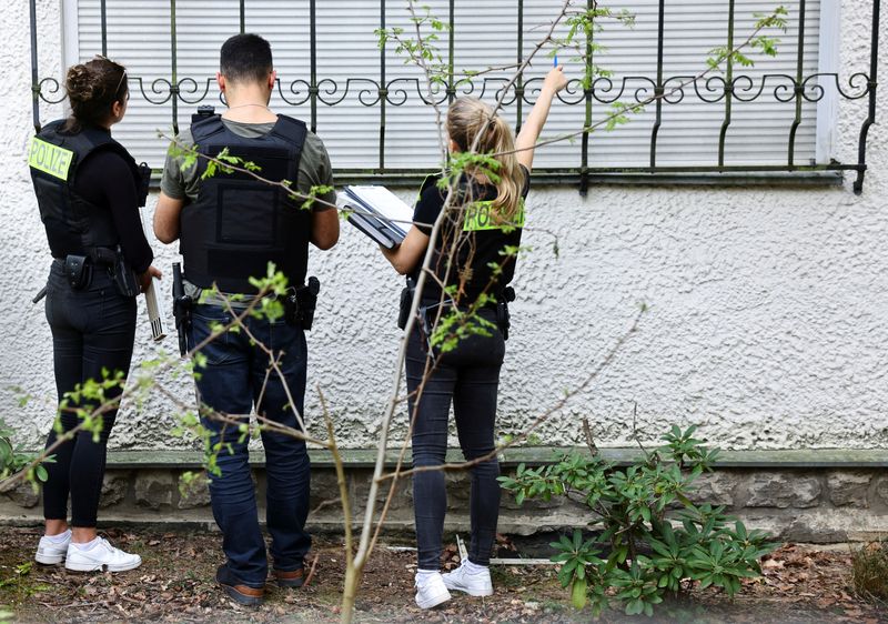 &copy; Reuters. Berlin criminal investigators and prosecutors investigate after a device was found and destroyed at a residential building housing Russian news agency staff in the city's Steglitz district, police said in Berlin, Germany, May 7, 2022. REUTERS/Christian Ma