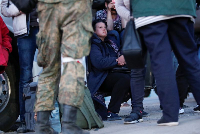 &copy; Reuters. Pessoas que deixaram Mariupol  chegam a vilarejo de Bezimenne, na região de Donetsk
07/05/2022
REUTERS/Alexander Ermochenko