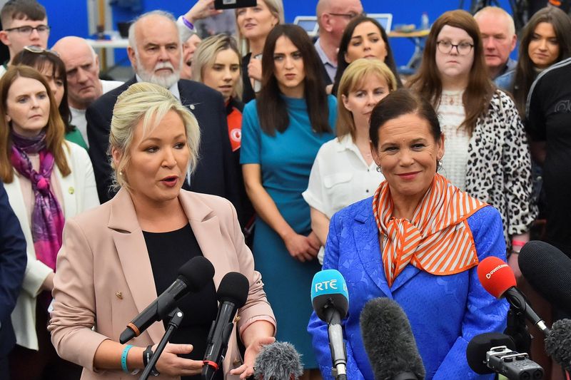&copy; Reuters. La vicepresidenta del partido Sinn Fein Sinn Fein  Michelle O'Neill y la líder del partido  Mary Louise McDonald hablan a la prensa en Irlanda del Norte, 7 de mayo del 2022. REUTERS/Clodagh Kilcoyne