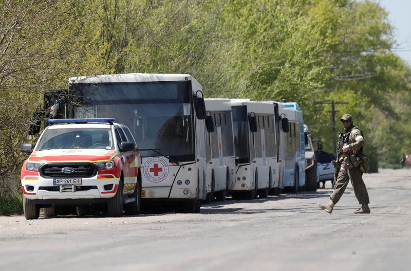 &copy; Reuters. أحد أفراد القوات الموالية لروسيا يسير نحو حافلات تنتظر خارج مركز استقبال مؤقت لمن يتم إجلاؤهم من منطقة دونيتسك في شرق أوكرانيا يوم الجمعة. ت
