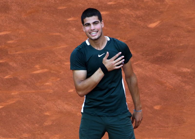 &copy; Reuters. لاعب التنس الإسباني كارلوس ألكاراز يحتفل بفوزه على الصربي نوفاك ديوكوفيتش في مباراة بقبل نهائي بطولة مدريد المفتوحة للتنس يوم السبت. تصوير: