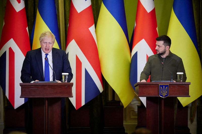 &copy; Reuters. الرئيس الأوكراني فولوديمير زيلينسكي ورئيس الوزراء البريطاني بوريس جونسون في مؤتمر صحفي في كييف يوم التاسع من ابريل نيسان 2022. صورة لرويترز م