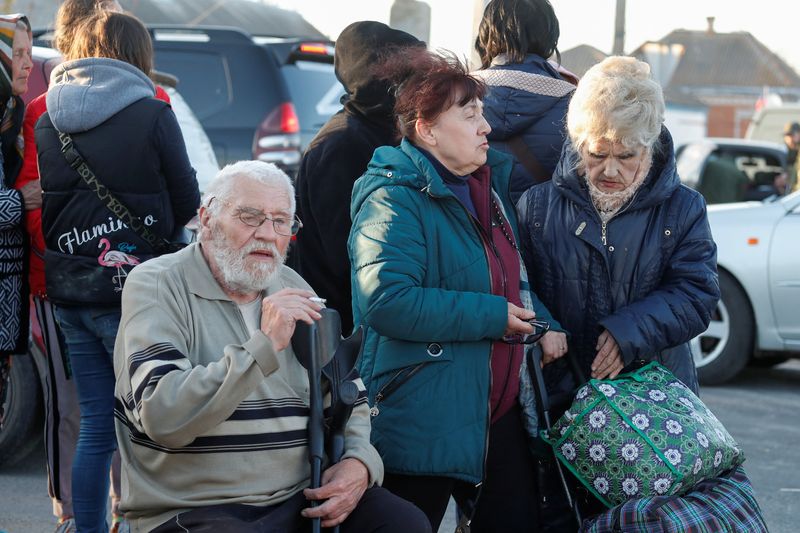 &copy; Reuters. 　ウクライナ南東部マリウポリ市のアゾフスターリ製鉄所から女性や子ども、高齢者の退避が７日完了した。写真はマリウポリから避難した民間人（２０２２年　ロイター/Alexander Ermochenko）