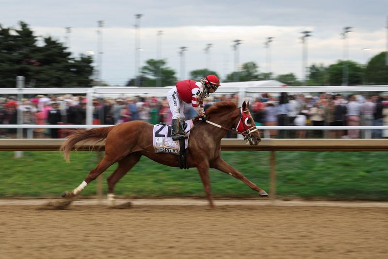 © Reuters. Rich Strike, ridden by Sonny Leon, crosses the finish line to win the 148th  Kentucky Derby at Churchill Downs in Louisville, Kentucky, U.S. May 7, 2022. REUTERS/Amira Karaoud