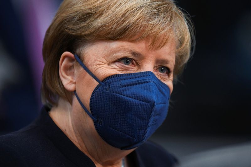 &copy; Reuters. المستشارة الألمانية السابقة انجيلا ميركل تضع كمامة في برلين يوم الثامن من ديسمبر كانون الأول 2021. تصوير: أنيجيرت هيلزه - رويترز