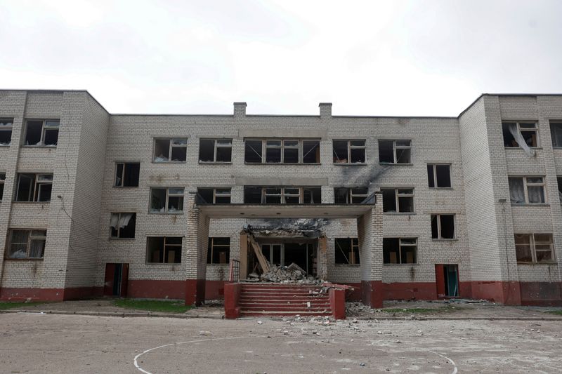 &copy; Reuters. جانب من الدمار الذي لحق بمبنى مدرسة نتيجة غارة عسكرية مع تواصل الهجوم الروسي لأوكرانيا في لوجانسك يوم 16 أبريل نيسان 2022. تصوير: سيرهي نوتشنين