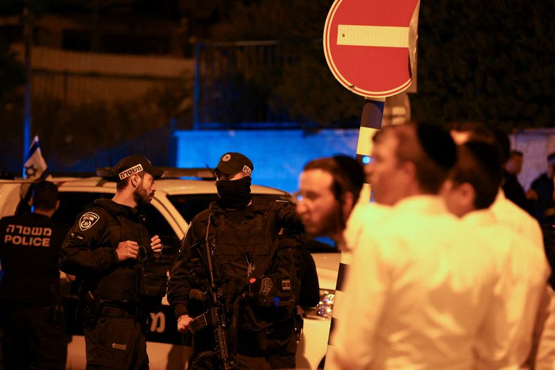 © Reuters. سكان محليون وأفراد أمن إسرائيليون يتجمعون في المنطقة التي قُتل فيها ثلاثة أشخاص على الأقل فيما تشتبه الشرطة في أنه هجوم فلسطيني في إيلاد يوم السبت. تصوير: رونين زفولون - رويترز