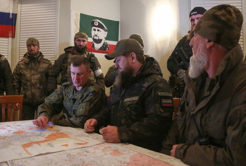&copy; Reuters. Le dirigeant tchétchène Ramzan Kadyrov (au centre), proche allié du président russe Vladimir Poutine, a annoncé dimanche que des combattants de la république russe du Caucase contrôlaient la majeure partie de la ville de Popasna, dans l'est de l'Uk
