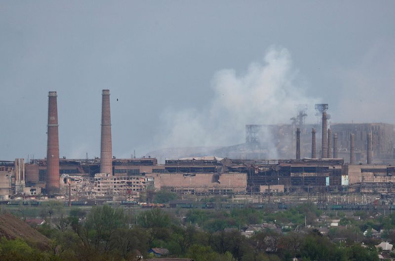 © Reuters. أعمدة الدخان ترتفع في سماء مصنع آزوفستال للحديد والصلب في مدينة ماريوبول جنوب أوكرانيا يوم الخامس من مايو أيار 2022. تصوير: ألكسندر إيرموشينكو - رويترز