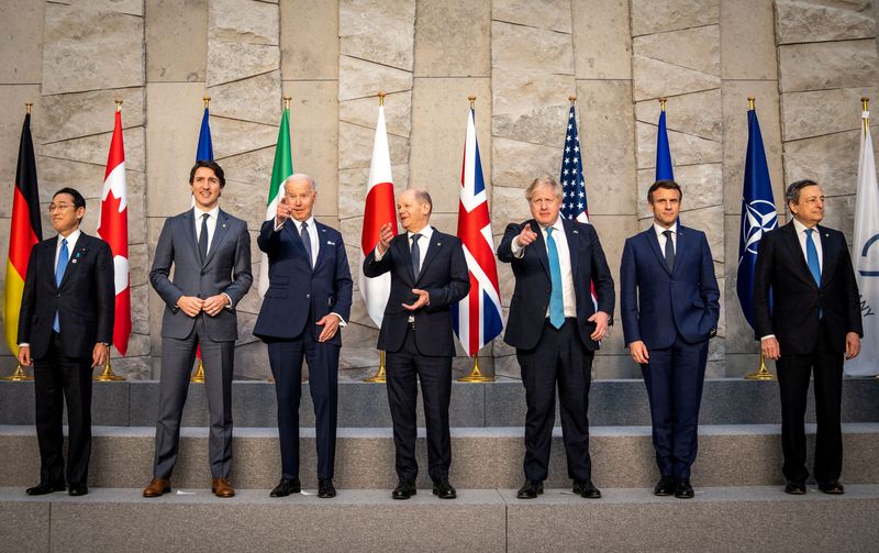 &copy; Reuters. قادة دول مجموعة السبع يقفون لالتقاط صورة جماعية خلال قمة المجموعة في روكسل يوم 24 من مارس آذار 2022. صورة من ممثل لوكالات الأنباء
