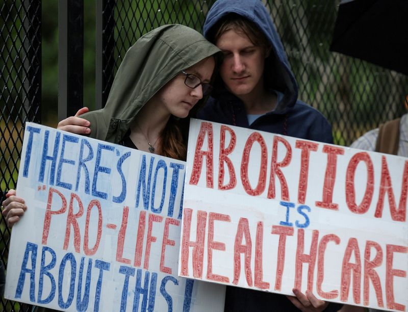 &copy; Reuters. FILE PHOTO: Protestors supporting reproductive rights demonstrate outside the U.S. Supreme Court in Washington, U.S., May 6, 2022. REUTERS/Evelyn Hockstein