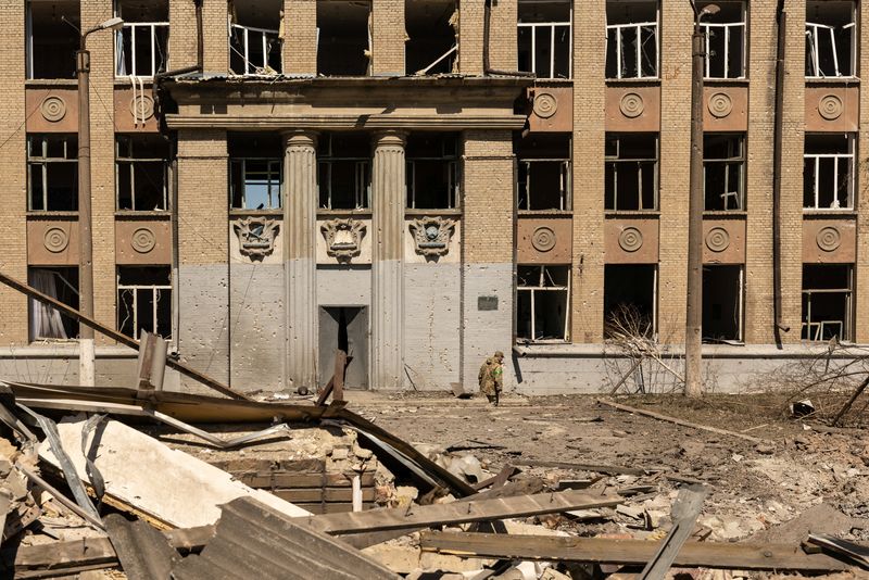 © Reuters. A Ukrainian soldier walks in front of a school that was bombed amid Russia's invasion in Ukraine, in Kostyantynivka, in the Donetsk region, Ukraine, May 8, 2022. REUTERS/Jorge Silva