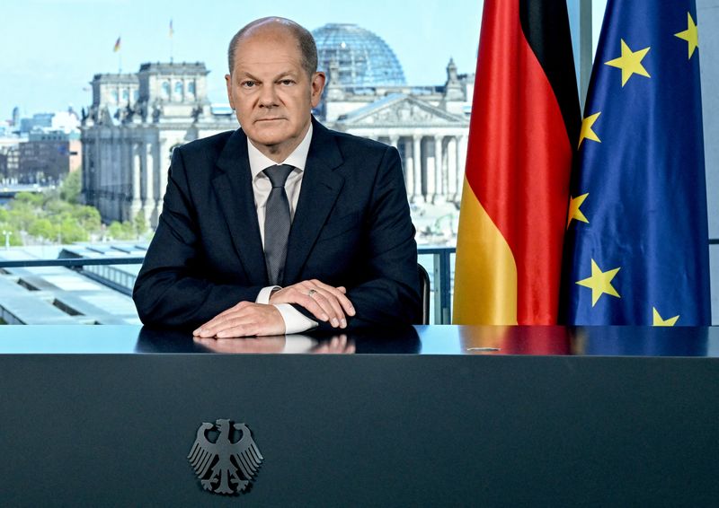 &copy; Reuters. المستشار الألماني أولاف شولتس يلقي خطابا للأمة في برلين يوم الأحد. صورة من ممثل لوكالات الأنباء