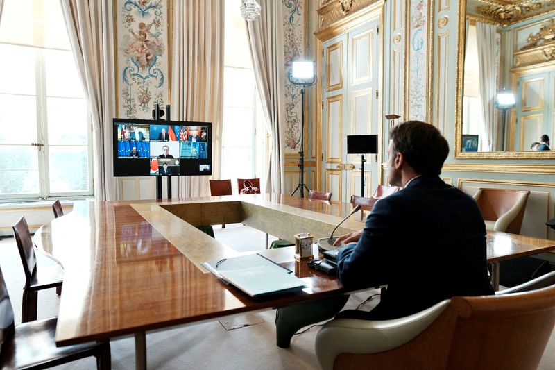 &copy; Reuters. Presidente francês, Emmanuel Macron, participa de videoconferência de líderes do G7
08/05/2022
Thibault Camus/Pool via REUTERS