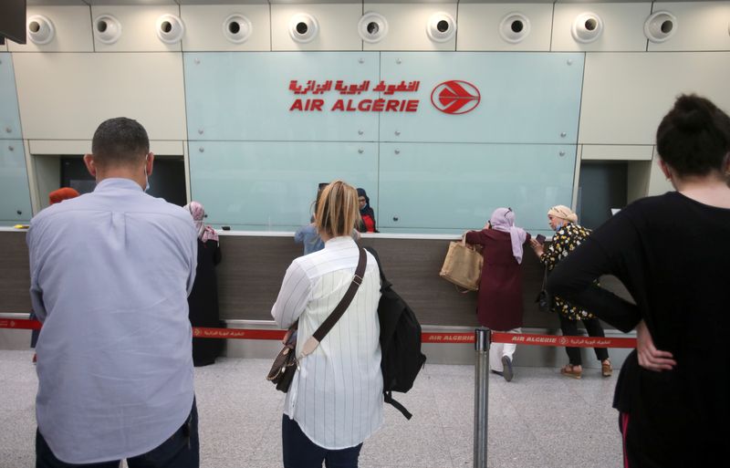 &copy; Reuters. مسافرون يصطفون لشراء تذاكر طيران داخل مطار الجزائر العاصمة عام 2021. تصوير: رمزي بودينا - رويترز