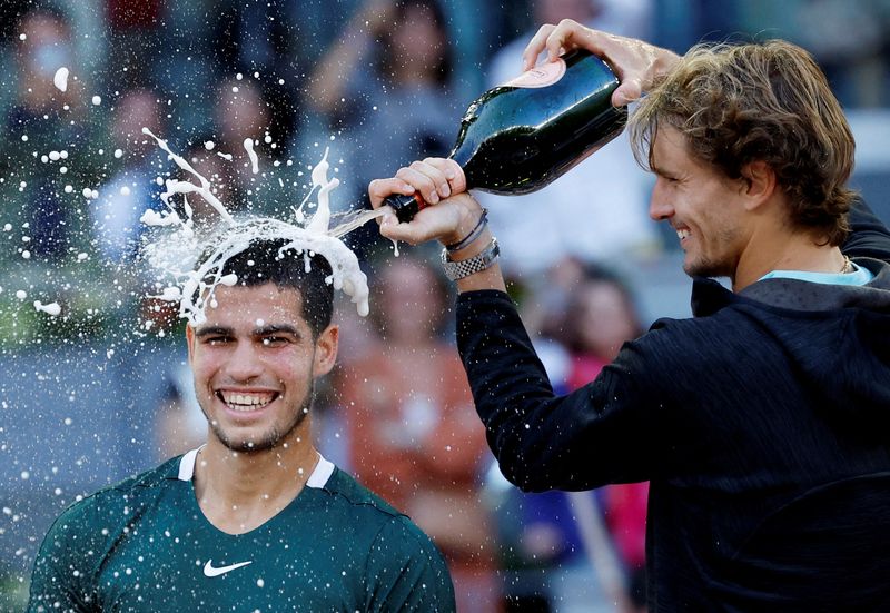 &copy; Reuters. Carlos Alcaraz e Alexander Zverev após final do Aberto de Madri
08/05/2022
REUTERS/Juan Medina