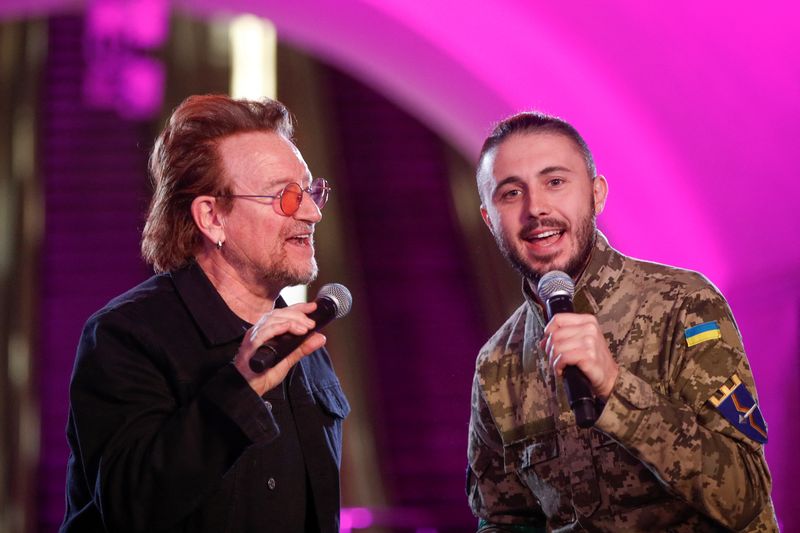 &copy; Reuters. El líder de U2 Bono y de la banda Antytila Taras Topolia cantan en el metro de Ucrania, en Kiev, 8 de mayo del 2022.  REUTERS/Valentyn Ogirenko