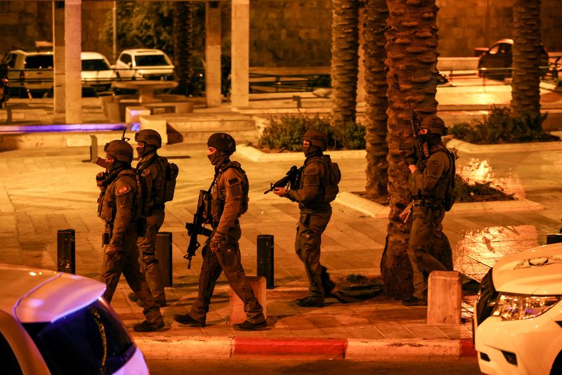 © Reuters. Soldados israelís rodean la puerta de Damasco en la Ciudad Vieja de Jerusalén tras un incidente cercano, 8 mayo del 2022. REUTERS/Ronen Zvulun