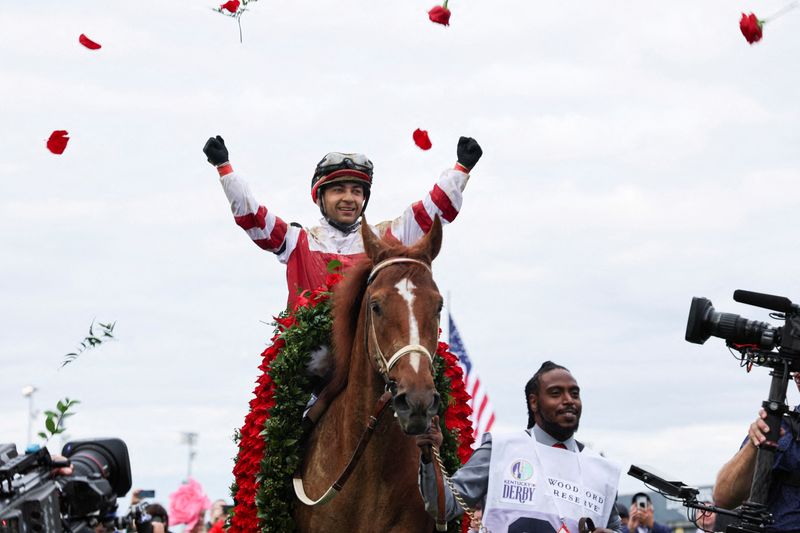 &copy; Reuters. FILE PHOTO: Jockey Sonny Leon throws roses in celebration after the win of Rich Strike at the 148th Kentucky Derby, at Churchill Downs in Louisville, Kentucky, U.S. May 7, 2022. REUTERS/Amira Karaoud
