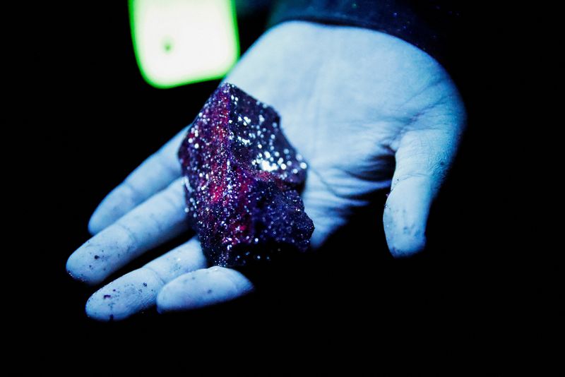 © Reuters. Tungsten is illuminated with mineral light in a mine in Gangwon Province, South Korea, March 31, 2022. Picture taken March 31, 2022. REUTERS/ Heo Ran