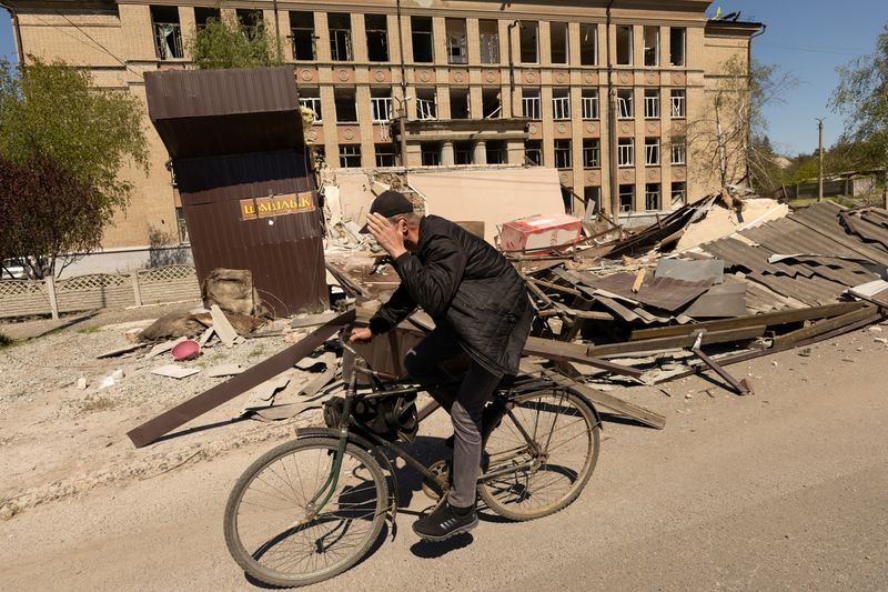 &copy; Reuters.  ５月８日、ウクライナのゼレンスキー大統領は、東部ルガンスク州ビロホリフカの学校がロシア軍の空爆を受け、避難していた民間人約６０人が死亡したと明らかにした。写真はウクライ