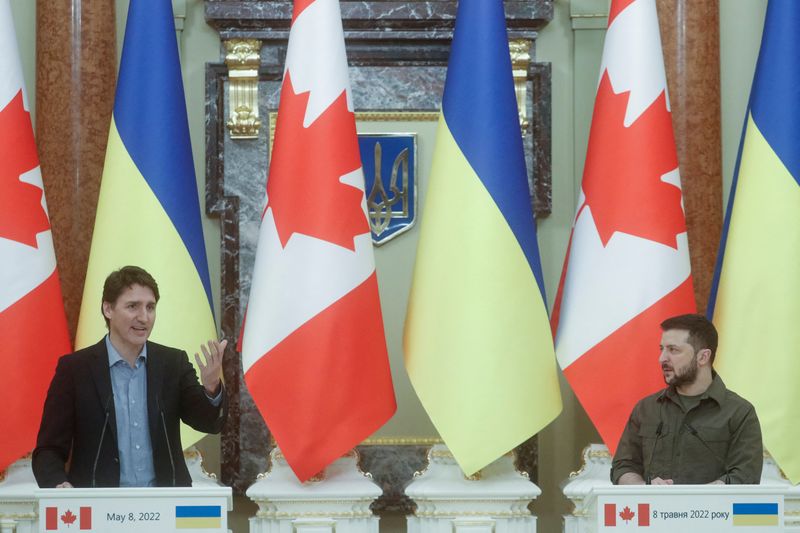 &copy; Reuters.   ５月８日、カナダのトルドー首相はウクライナの首都キーウ（キエフ）を電撃訪問し、同国にさらなる軍事支援を提供すると表明した。写真はキーウで、ウクライナのゼレンスキー大統領