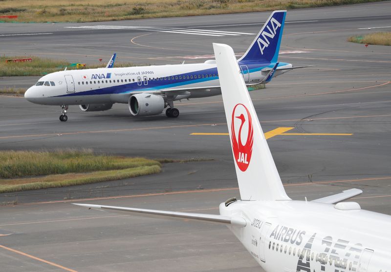 &copy; Reuters. 　５月９日、ＡＮＡホールディングス（ＡＮＡ）と日本航空（ＪＡＬ）が、新型コロナウイルス禍の長いトンネルからようやく抜け出しつつある。写真はANA機とJAL機。羽田空港で２０２０年