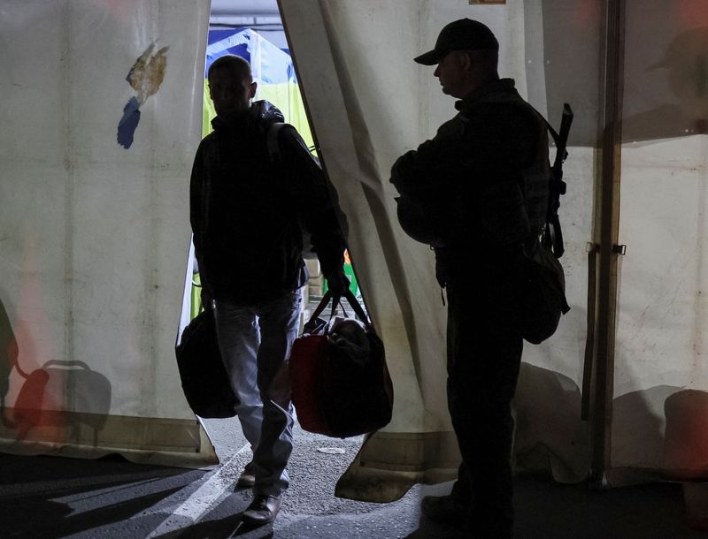 &copy; Reuters. A Ukrainian police officer guards as refugees from the Azovstal steel plant in Mariupol arrive at a registration and humanitarian aid centre for internally displaced people, amid Russia's ongoing invasion of Ukraine, in Zaporizhzhia, Ukraine May 8, 2022. 