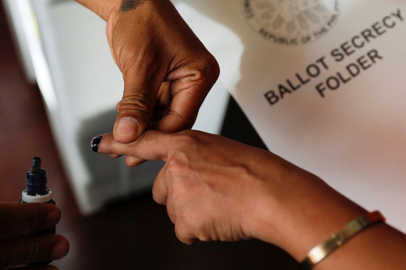 &copy; Reuters. A voter has a finger inked after casting a ballot at a polling precinct during the national elections in Manila, Philippines, May 9, 2022. REUTERS/Willy Kurniawan