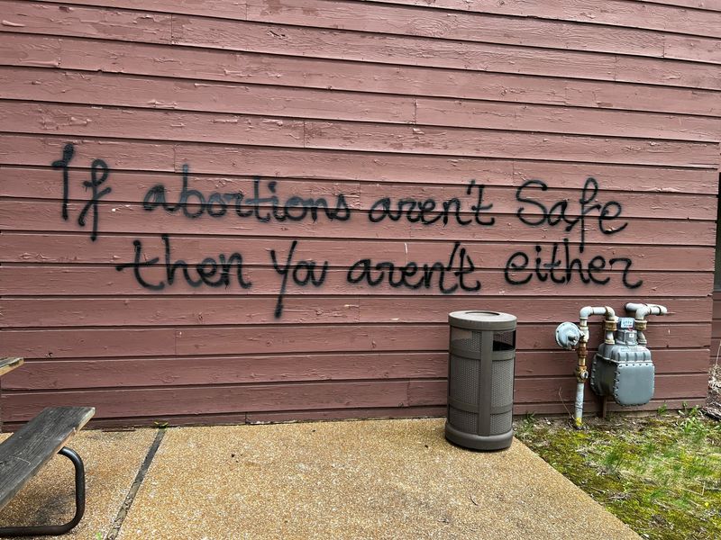&copy; Reuters. تهديد كُتب على حائط مبنى بالقرب من مكتب جماعة ويسكونسن فاميلي أكشن في ماديسون يوم الأحد يقول "إذا لم تكن عمليات الإجهاض آمنة، فأنت لست كذلك". 