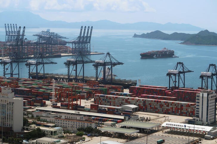 &copy; Reuters. 　中国税関総署が９日公表した統計によると、１─４月の輸出はドル建てで前年比１２．５％増加、輸入は同７．１％増加だった。深センの港で２０２０年５月撮影（２０２２年　ロイター