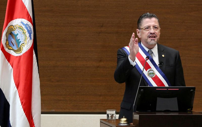 &copy; Reuters. El nuevo presidente de Costa Rica, Rodrigo Chaves, gesticula mientras pronuncia un discurso luego de ser juramentado en la Asamblea Legislativa, en San José, Costa Rica. 8 de mayo de 2022. REUTERS/Mayela Lopez