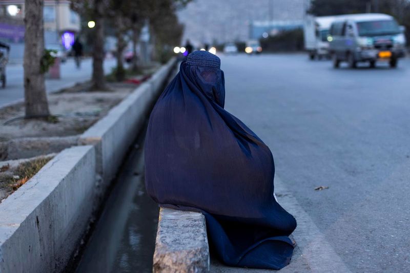 &copy; Reuters. 　５月７日、アフガニスタンのイスラム主義組織タリバン暫定政権の勧善懲悪省は、女性が公共の場で、目の部分以外の顔を布で覆わなければならないとの命令を発表した。写真はブルカに