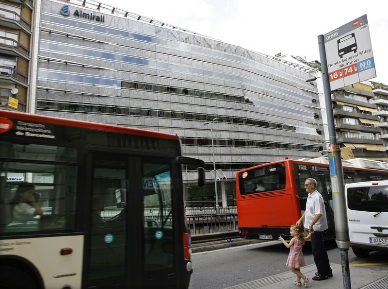 &copy; Reuters. Buses pass in front of Spanish pharmaceutical company Almirall's headquarters in central Barcelona September 3, 2008. Almirall on Wednesday announced disappointing trial results for a key lung drug, raising concerns for the product's future and spurring a
