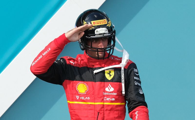 © Reuters. Carlos Sainz Jr. de Ferrari, celebra en el podio en el Gran Premio de Miami de Fórmula Uno, Miami International Autodrome, Miami, Florida, EEUU, 8 de mayo de 2022. REUTERS/Ricardo Arduengo