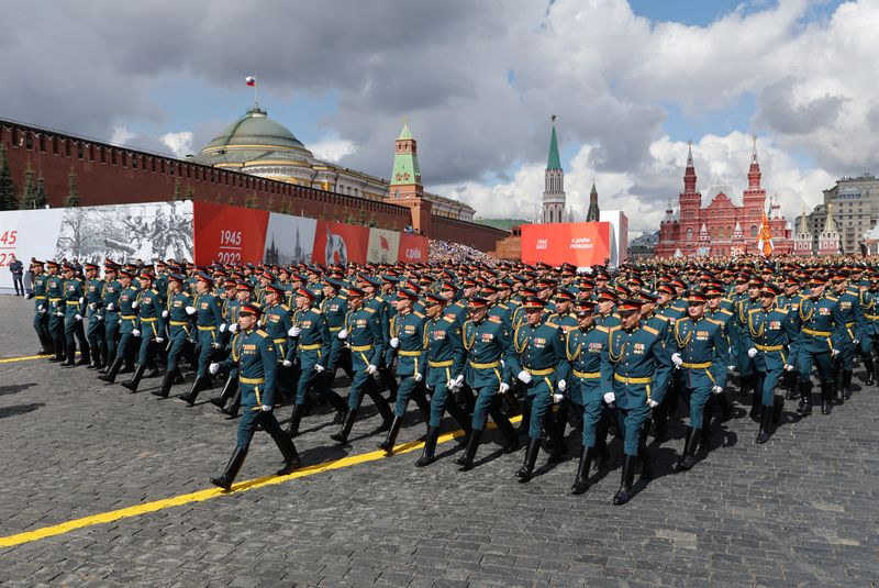 © Reuters. Russian service members march during a parade on Victory Day, which marks the 77th anniversary of the victory over Nazi Germany in World War Two, in Red Square in central Moscow, Russia May 9, 2022. REUTERS/Evgenia Novozhenina