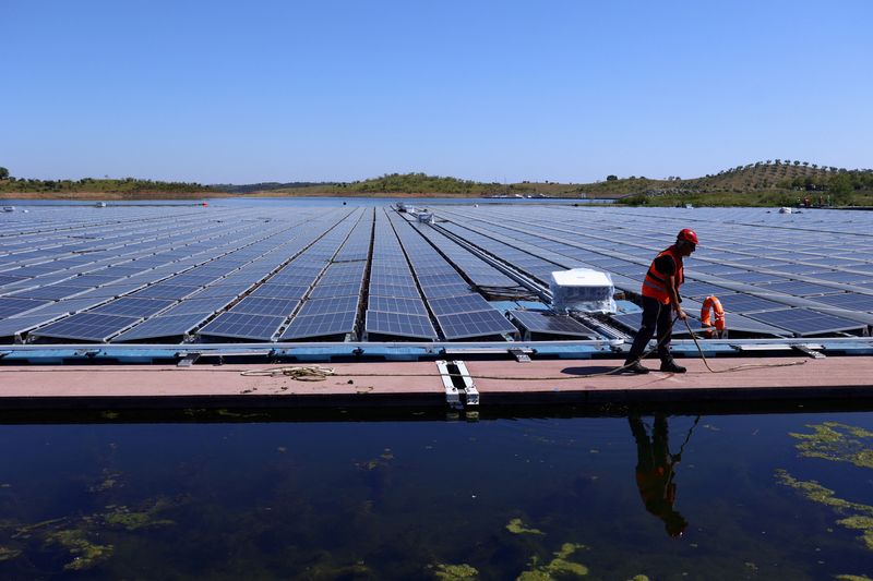 &copy; Reuters. A worker is seen during the installation of EDP's (Energias de Portugal) largest floating solar farm on a dam in Europe, on the surface of Alqueva dam, in Moura, Portugal, May 5, 2022. Picture taken May 5, 2022. REUTERS/Pedro Nunes