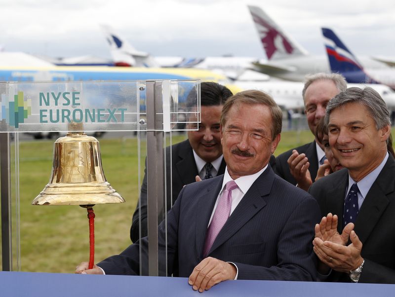 &copy; Reuters. El director general de Air Lease Corp. Steven Udvar-Hazy (izq.) toca la campana de la Bolsa de Nueva York junto al director general de Boeing Commercial Airplanes, Ray Conner (dcha.), en el Salón Aeronáutico de Farnborough 2012, en el sur de Inglaterra,