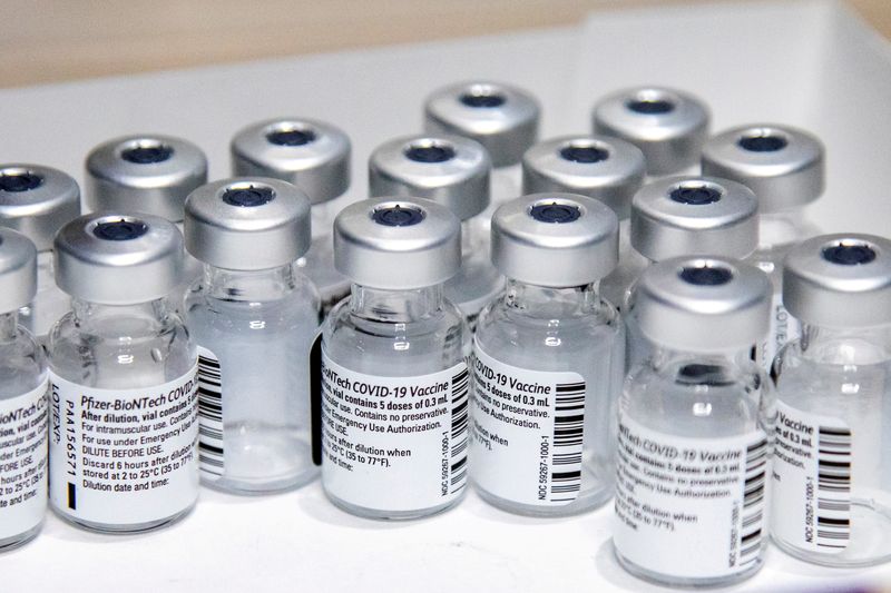 &copy; Reuters. FOTO DE ARCHIVO: Viales vacíos de la vacuna de COVID-19 de Pfizer-BioNTech en Toronto